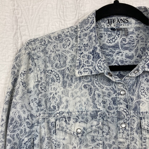 IJeans by Buffalo Women’s Chambray Lace Print Pearl Snap Western Shirt sz Large - Picture 3 of 13